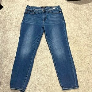 Judy Blue relaxed fit size 31. These are the Adeline midrise Girlfriend Jeans
